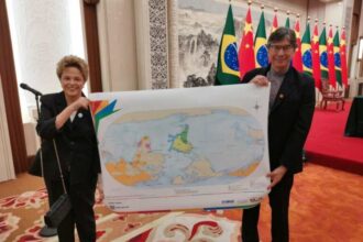 Na China Dilma exibe mapa invertido com Brasil no centro.jpg