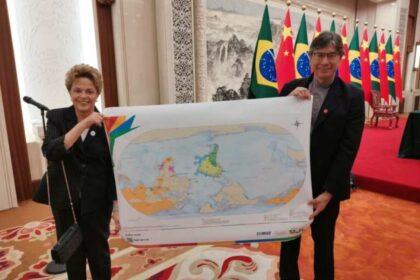 Na China Dilma exibe mapa invertido com Brasil no centro.jpg