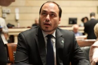 PF intima Carlos Bolsonaro para depor Ja nem sei mais.jpg