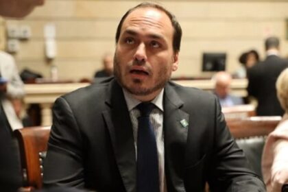 PF intima Carlos Bolsonaro para depor Ja nem sei mais.jpg