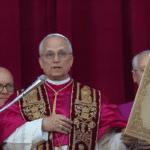 habemus-papam-fumaca-branca-no-vaticano-chamine-na-capela-sistina-fumaca-branca-indica-que-o-papa-for-eleito-imagem-papa-leao_xiv-reproducao-vatican-news-tvt-news