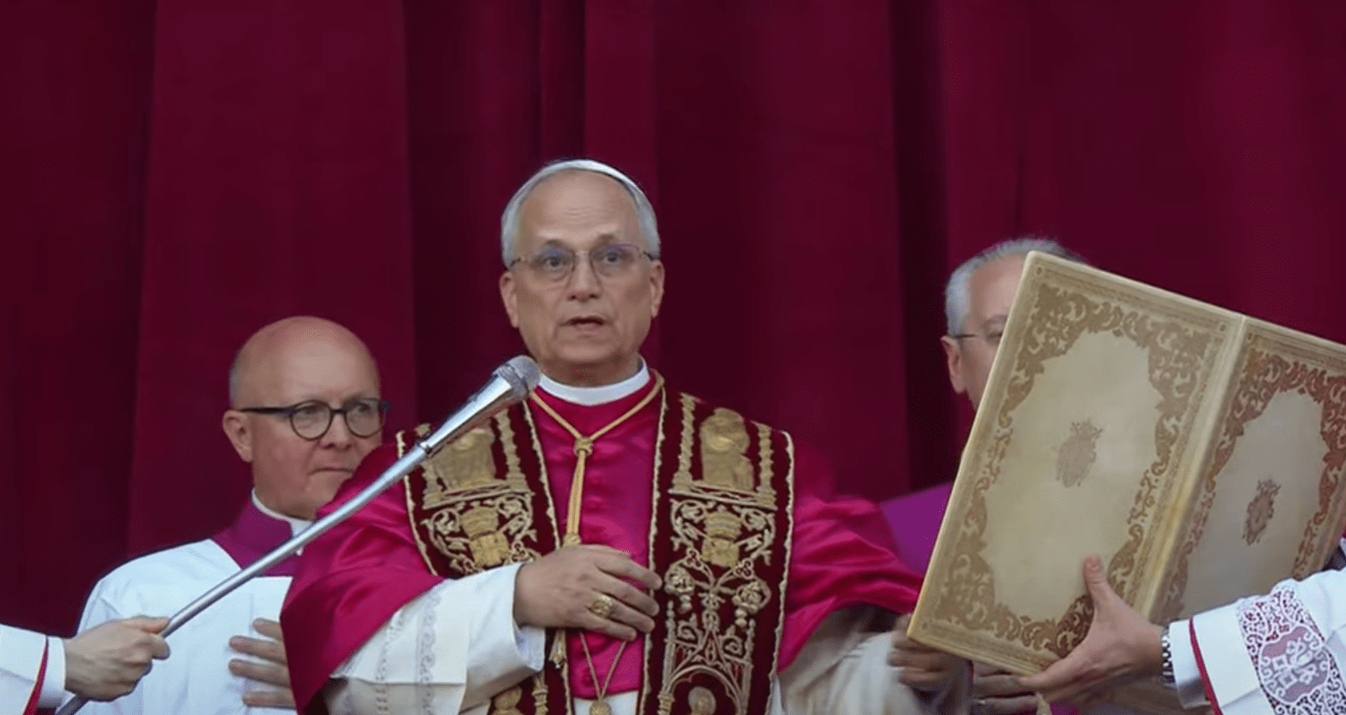 habemus-papam-fumaca-branca-no-vaticano-chamine-na-capela-sistina-fumaca-branca-indica-que-o-papa-for-eleito-imagem-papa-leao_xiv-reproducao-vatican-news-tvt-news