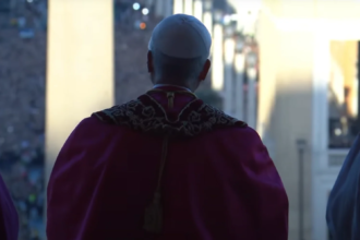 habemus-papam-fumaca-branca-no-vaticano-chamine-na-capela-sistina-fumaca-branca-indica-que-o-papa-for-eleito-imagem-reproducao-vatican-news-tvt-news