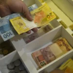 O-crédito-consignado-com-garantia-do-salário-costuma-oferecer-juros-mais-baixos-do-que-outras-modalidades-—-Foto:-©-Marcello-Casal-Jr/Agência-Brasil-tvt-news