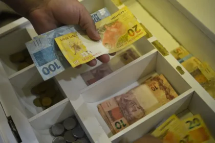 O-crédito-consignado-com-garantia-do-salário-costuma-oferecer-juros-mais-baixos-do-que-outras-modalidades-—-Foto:-©-Marcello-Casal-Jr/Agência-Brasil-tvt-news