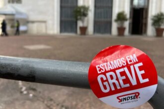 professores-e-servidores-municipais-de-sp-seguem-em-greve-ate-6-de-maio-professores-e-servidores-do-municipio-de-sao-paulo-exigem-negociacao-da-reposicao-dos-dias-parados-e-dos-itens-nao-economicos-da-pauta-do-movimento-foto-sindisep-tvt-news