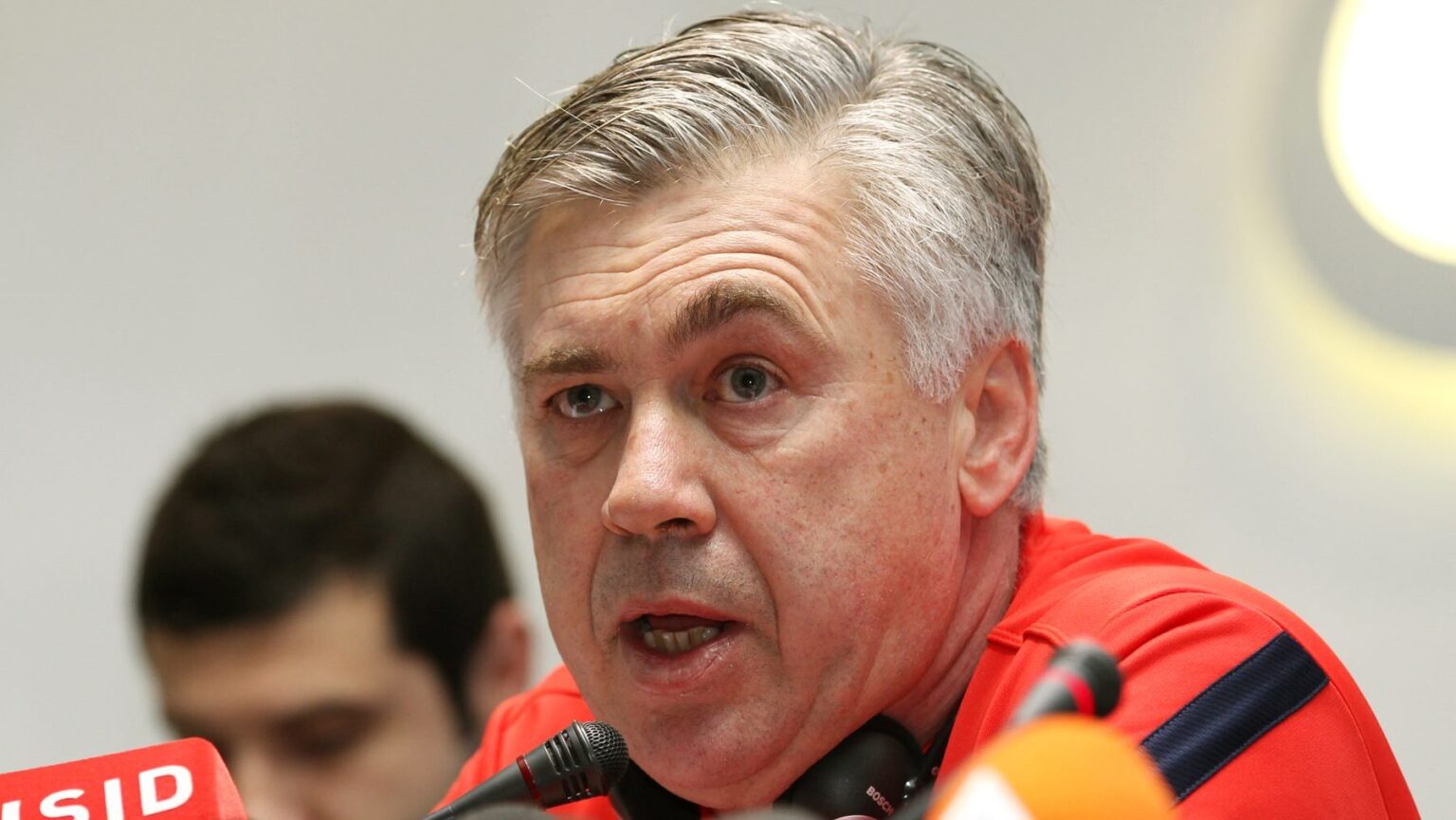 quem-e-carlo-ancelotti-novo-tecnico-selecao-cbf-carlo-ancelotti-treina-o-brasil-ate-o-fim-da-copa-do-mundo-de-2026-foto-doha-stadium-plus-qatar-wikimedia-commons