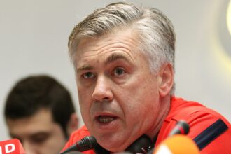 quem-e-carlo-ancelotti-novo-tecnico-selecao-cbf-carlo-ancelotti-treina-o-brasil-ate-o-fim-da-copa-do-mundo-de-2026-foto-doha-stadium-plus-qatar-wikimedia-commons