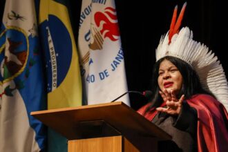 sonia-guajajara-e-a-primeira-indigena-doutora-honoris-causa-da-uerj-a-gente-nao-sabe-se-chora-se-sorri-se-sente-se-paralisa-reagiu-foto-tania-rego-agencia-brasil-tvt-news