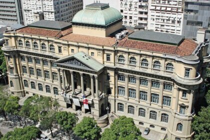 onde-ir-no-feriado-aproveite-o-dia-da-literatura-brasileira-em-destinos-que-inspiraram-livros-classicos-biblioteca-nacional-predio-historico-e-de-enorme-importancia-para-a-cultura-brasileira-imagem-wikimedia-commons-tvt-news