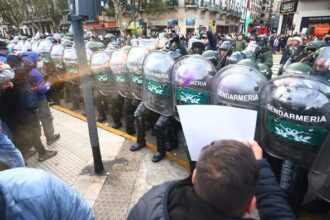 argentina-manifestacao-termina-com-mais-de-80-feridos-por-policiais-a-gendarmaria-disparou-gas-lacrimogeneo-contra-os-manifestantes-argentinos-foto-leandro-teysseire-pagina12-tvt-news