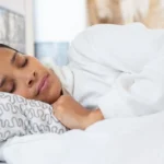 sleepmaxxing-entenda-a-trend-que-pretende-melhorar-a-qualidade-do-sono-dormir-bem-vai-alem-das-mudancas-de-rotina-ou-o-uso-de-gadgets-cuide-da-sua-respiracao-foto-pexels-tvt-news