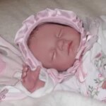 reborn-por-que-as-pessoas-se-apegam-ao-boneco-bebe-psicologa-alerta-para-o-risco-de-se-apegar-ao-bebe-foto-wikimedia-commons-tvt-news