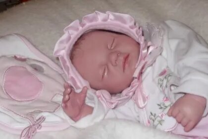 reborn-por-que-as-pessoas-se-apegam-ao-boneco-bebe-psicologa-alerta-para-o-risco-de-se-apegar-ao-bebe-foto-wikimedia-commons-tvt-news