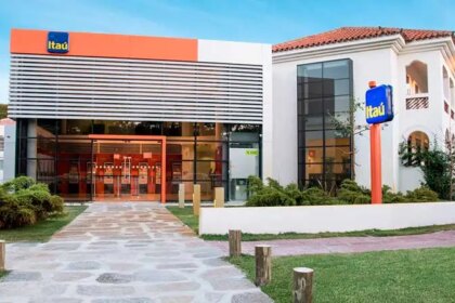 aposentados-do-itau-intensificam-mobilizacao-por-plano-de-saude-acessivel-a-mobilizacao-se-intensificou-apos-o-banco-itau-extinguir-o-periodo-de-manutencao-da-contribuicao-patronal-ao-plano-de-saude-dos-aposentados-imagem-wikimedia-commons-tvt-news
