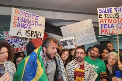 cupula-brasil-caribe-reforca-integracao-regional-o-ativista-thiago-avila-durante-a-sua-chegada-no-aeroporto-de-guarulhos-apos-ser-preso-e-deportado-pelo-exercito-israelense-ao-tentar-desembarcar-em-gaza-foto-girrana-rodrigues-tvt-news