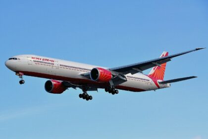aviao-da-air-india-cai-com-242-passageiros-aviao-que-caiu-na-india-era-da-companhia-air-india-imagem-wikimedia-commons-arte-rebeca-de-avila-tvt-news