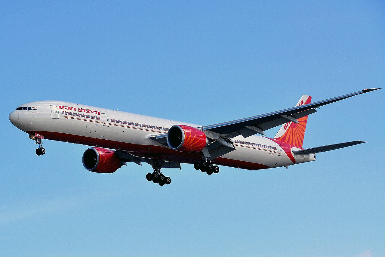 aviao-da-air-india-cai-com-242-passageiros-aviao-que-caiu-na-india-era-da-companhia-air-india-imagem-wikimedia-commons-arte-rebeca-de-avila-tvt-news