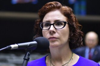 lider-do-pt-pede-que-carla-zambelli-seja-procurada-pela-interpol-deputada-federal-carla-zambelli-foto-zeca-ribeiro-camara-dos-deputados-tvt-news