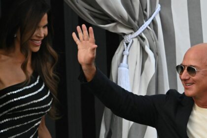 Lauren-Sanchez-e-Jeff-Bezos-deixam-Hotel-Aman-em-Veneza-apos-estadia-de-luxo-Créditos-Stefano-Rellandini-AFP-TVT-News