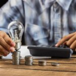 leia-dicas-de-como-economizar-na-conta-de-luz-no-inverno-uma-das-dicas-para-economizar-na-conta-de-luz-e-trocar-lampadas-incandescentes-por-modelos-led-que-consomem-ate-80-menos-energia-e-tem-maior-durabilidade-foto-freepik-tvt-news
