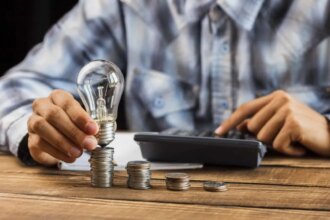 leia-dicas-de-como-economizar-na-conta-de-luz-no-inverno-uma-das-dicas-para-economizar-na-conta-de-luz-e-trocar-lampadas-incandescentes-por-modelos-led-que-consomem-ate-80-menos-energia-e-tem-maior-durabilidade-foto-freepik-tvt-news