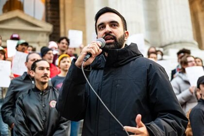 Zohran-Mamdani-sera-o-candidato-do-Partido-Democrata-na-corrida-pela-prefeitura-de-Nova-York-Créditos-Wikicommons-TVT-News