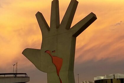o-que-e-decolonialismo-monumento-mao-no-memorial-da-america-latina-credito-margarida-quintal-memorial-da-america-latina-tvt-news