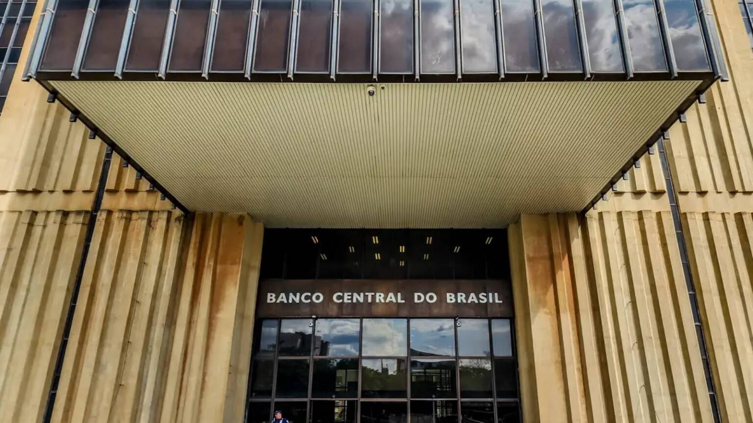 portabilidade-do-consignado-clt-trabalhador-pode-buscar-banco-que-oferecer-menor-juros-banco-central-libera-resgate-automatico-de-valores-a-receber-ideia-e-facilitar-ainda-mais-a-vida-do-cidadao-foto-rafa-neddermeyer-abr-tvt-news