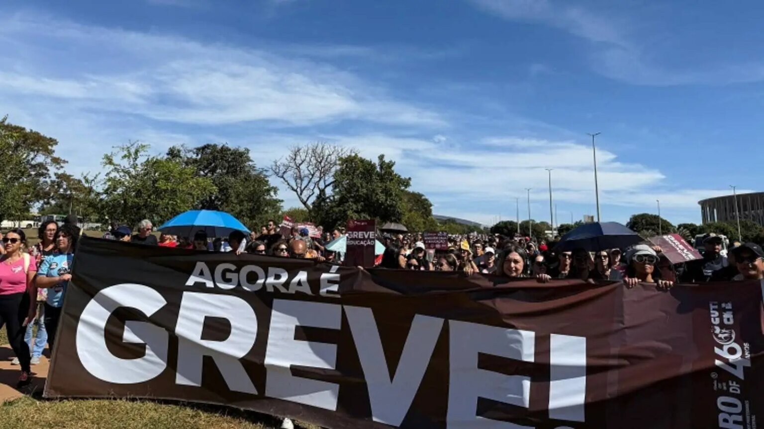 Professores da rede publica do DF mantem greve para forcar.jpg