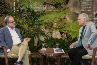 Miguel-Díaz-Canel-presidente-de-Cuba-e-o-jornalista-Breno-Altman.-Entrevista-será-transmitida-pela-TVT.-Foto:-Divulgação-tvt-news