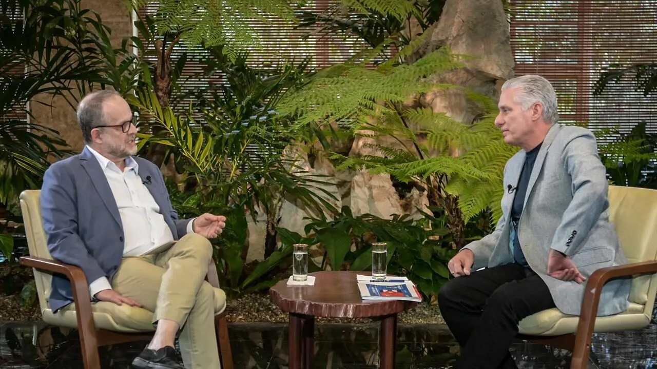 Miguel-Díaz-Canel-presidente-de-Cuba-e-o-jornalista-Breno-Altman.-Entrevista-será-transmitida-pela-TVT.-Foto:-Divulgação-tvt-news