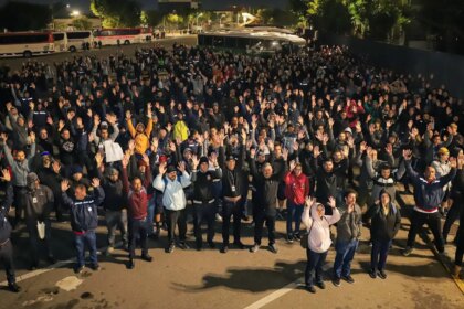 trabalhadores-na-mercedes-benz-em-sao-bernardo-conquistam-reajuste-salarial-de-7-acordo-tambem-garante-reajuste-no-vale-alimentacao-foto-adonis-guerra-smabc-tvt-news