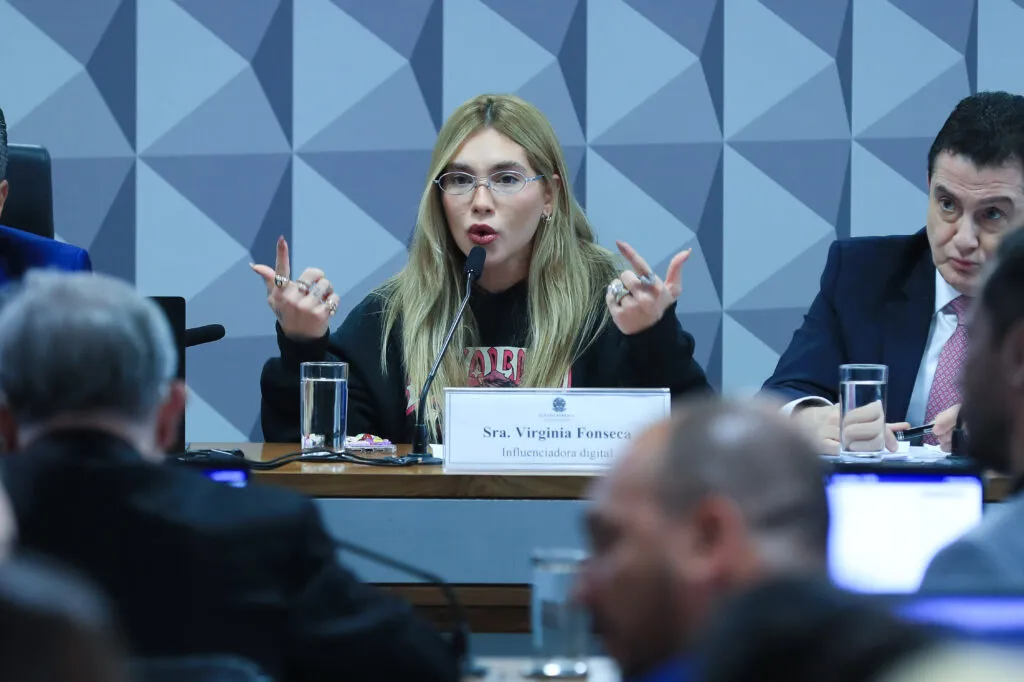 Reunião-da-CPI-do-Senado-que-investiga-irregularidades-no-setor-de-apostas-on-line-(CPI-das-Bets)-para-ouvir-a-apresentadora,-influenciadora-e-empresária-Virginia-Pimenta-da-Fonseca-Serrão-Costa.-Foto:-Lula-Marques/Agência-Brasil-tvt-news