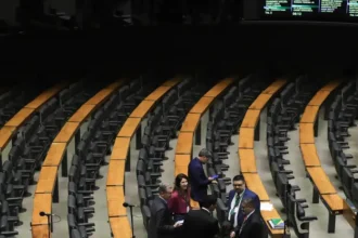 70-dos-deputados-sao-contra-o-fim-da-escala-6x1-sessao-semipresencial-da-camara-dos-deputados-que-apreciou-e-votou-projetos-de-leis-foto-lula-marques-agencia-brasil-tvt-news