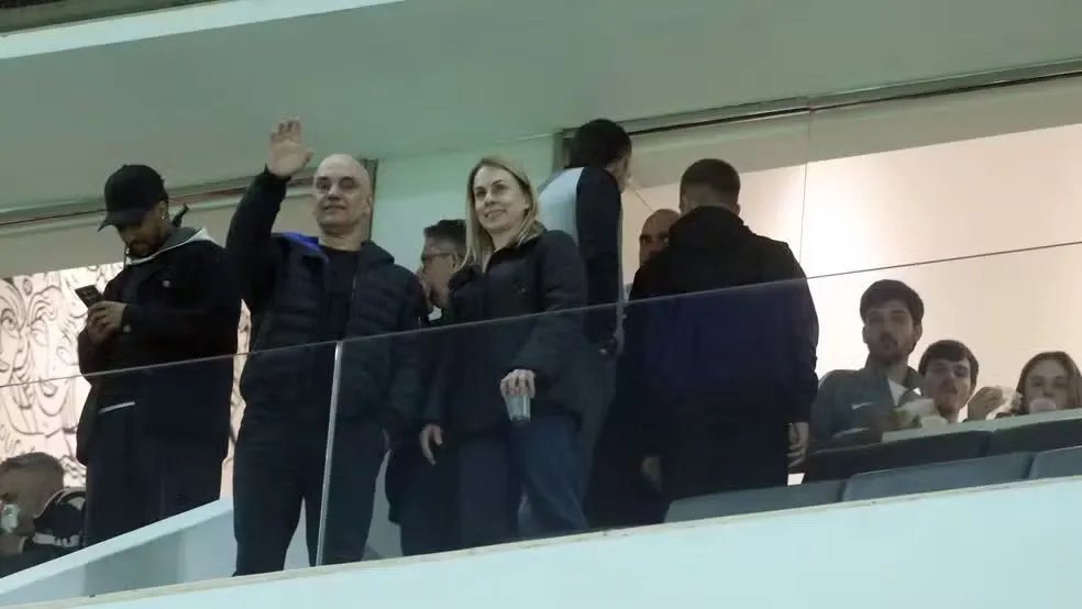 Após sanções dos EUA, Moraes aparece tranquilo em jogo do Corinthians 1 moraes-aparece-tranquilo-em-jogo-do-corinthians-tvt-news