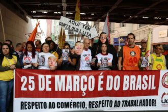 Ato de trabalhadores na 25 de Marco repudia interferencia de.jpg