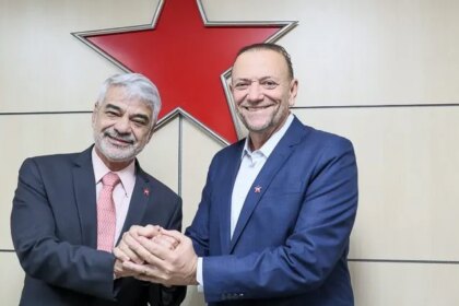 edinho-silva-e-eleito-presidente-do-pt-ate-2029-com-apoio-de-lula-humberto-costa-cumprimenta-edinho-silva-novo-presidente-do-pt-foto-roberto-stuckert-filho-tvt-news