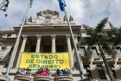 faculdade-de-direito-da-usp-faz-ato-em-defesa-da-soberania-nacional-nas-arcadas-do-predio-da-faculdade-de-direito-da-universidade-de-sao-paulo-manifestos-em-defesa-da-democracia-e-justica-de-2022-foto-cecilia-bastos-usp-imagens-tvt-news