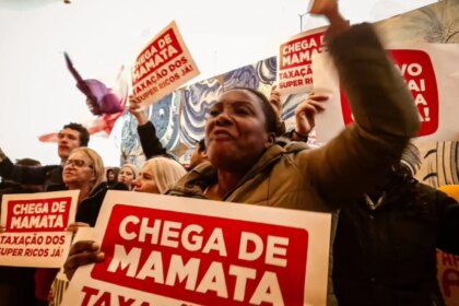 manifestantes-ocupam-sede-do-itau-por-taxacao-dos-super-ricos-segundo-o-mtst-compareceram-ao-ato-centenas-de-manifestantes-foto-divulgacao-tvt-news