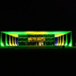 stf-publica-carta-em-resposta-a-trump-em-defesa-da-constituicao-da-democracia-e-da-justica-palacio-do-supremo-tribunal-federal-nas-cores-da-bandeira-do-brasil-foto-antonio-augusto-stf-tvt-news