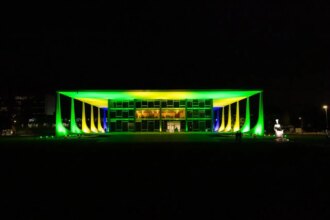 stf-publica-carta-em-resposta-a-trump-em-defesa-da-constituicao-da-democracia-e-da-justica-palacio-do-supremo-tribunal-federal-nas-cores-da-bandeira-do-brasil-foto-antonio-augusto-stf-tvt-news