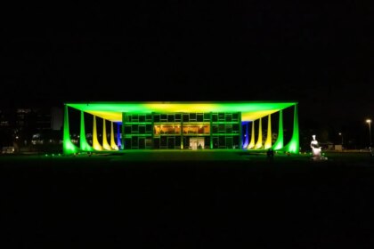 stf-publica-carta-em-resposta-a-trump-em-defesa-da-constituicao-da-democracia-e-da-justica-palacio-do-supremo-tribunal-federal-nas-cores-da-bandeira-do-brasil-foto-antonio-augusto-stf-tvt-news