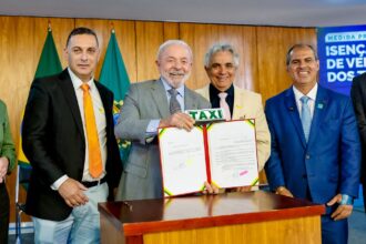 taxistas-economia-9-milhoes-fim-taxa-taximetros-medida-foi-anunciada-nesta-segunda-pelo-presidente-lula-foto-ricardo-stuckert-pr-tv-news