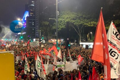 Trabalhadores ocupam a Paulista contra 6x1 super ricos Centrao e Trump.jpeg