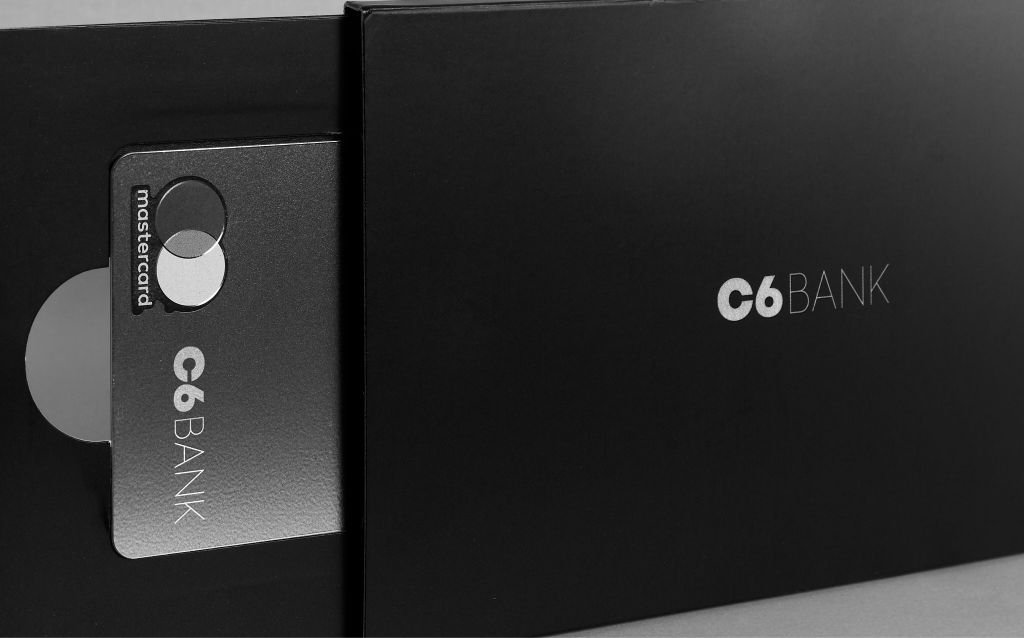 Qual a diferença do cartão C6 Carbon Black para o C6 Black?