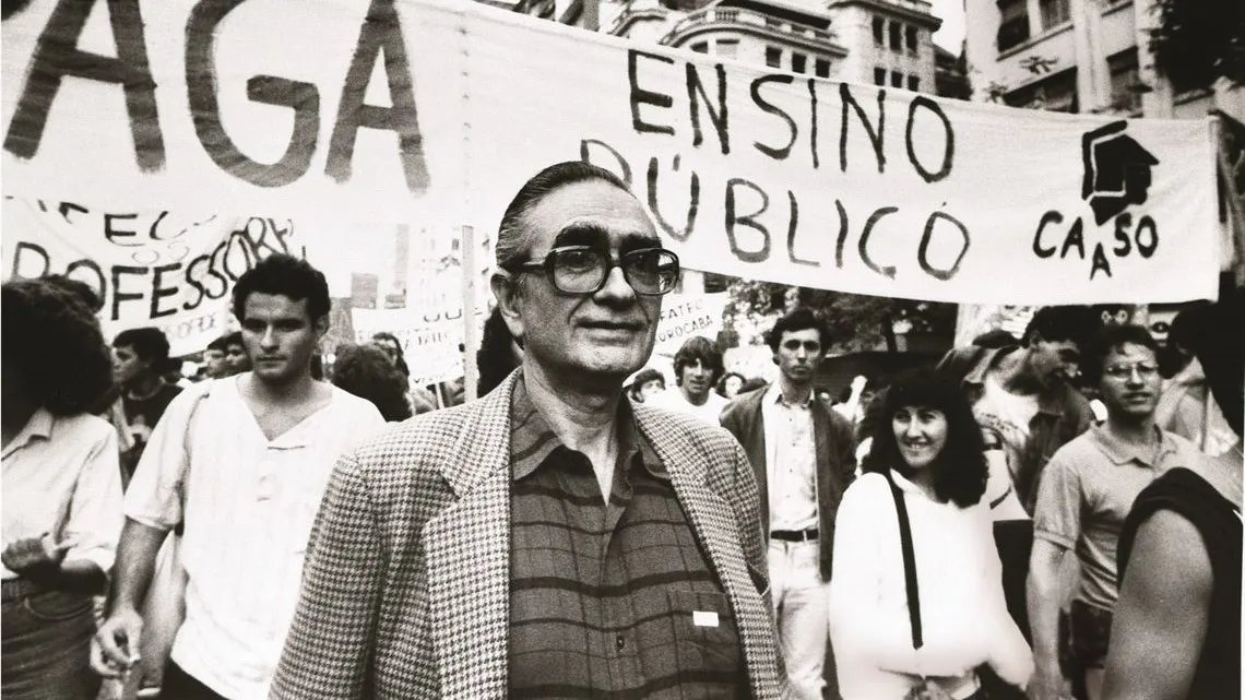 30-anos-da-morte-de-florestan-fernandes-conheca-a-historia-florestan-fernandes-defendia-uma-sociologia-que-nao-se-restringisse-ao-ambiente-academico-mas-que-se-conectasse-com-os-problemas-sociais-e-buscasse-contribuir-para-a-transformacao-da-realidade-foto-biblioteca-digital-curt-nimuendaju-tvt-news
