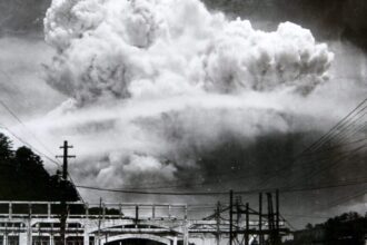 80-anos-da-bomba-de-nagasaki-e-o-terror-dos-eua-continua--nuvem-atomica-sobre-a-cidade-de-nagasaki--foto--wiki-commons-reproducao-tvt-news