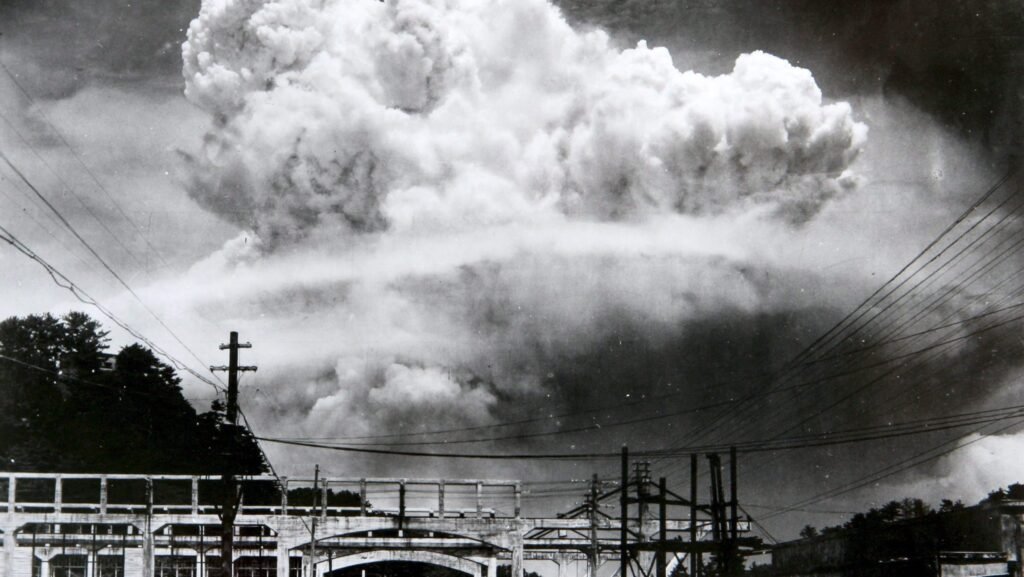 80-anos-da-bomba-de-nagasaki-e-o-terror-dos-eua-continua--nuvem-atomica-sobre-a-cidade-de-nagasaki--foto--wiki-commons-reproducao-tvt-news