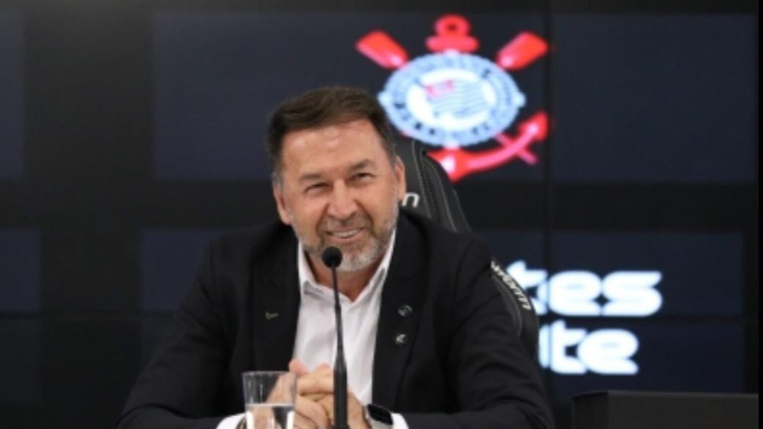 Augusto Melo sofre impeachment e deixa presidencia do clube.jpg